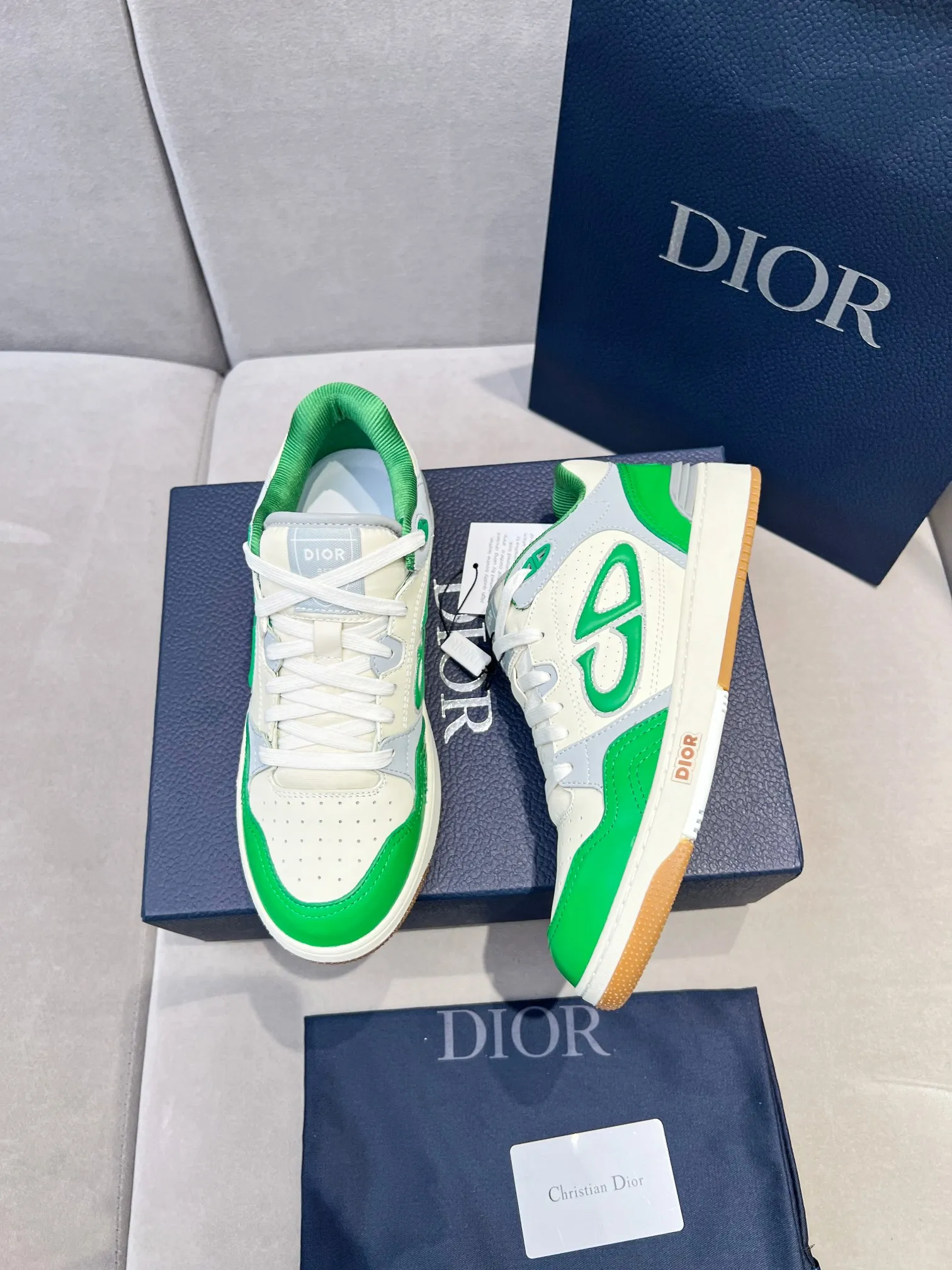 Men's Men's Shoes 💰600 Dior DiorB57 top version of low-top sneakers! ! ! Green with beige smooth first-layer cowhide, fully oiled edges, T men's shoes 💰U outsole.  The 2024 autumn men's wear series has made a wonderful debut, a new classic item launched by Dior. Crafted from smooth first-grain cow leather in vibrant green and beige, it's accented with tonal Oblique embossed labels on the sides. The distinctive laces of the same color match the color of the shoe body, and the opening and closing are decorated with various classic details on the tongue, sole and back side to enhance the style. The eyelet details, upper stitching and heel strip panels of the same color highlight the dynamic charm of its sports style. Exclusive two-color molded T men's shoes 💰U outsole is light, comfortable, non-slip and wear-resistant, the mesh lining and feet are customized with original colors, soft and breathable. Exquisite production technology highlights the grade, and can be matched with all kinds of clothing to create a refined look.